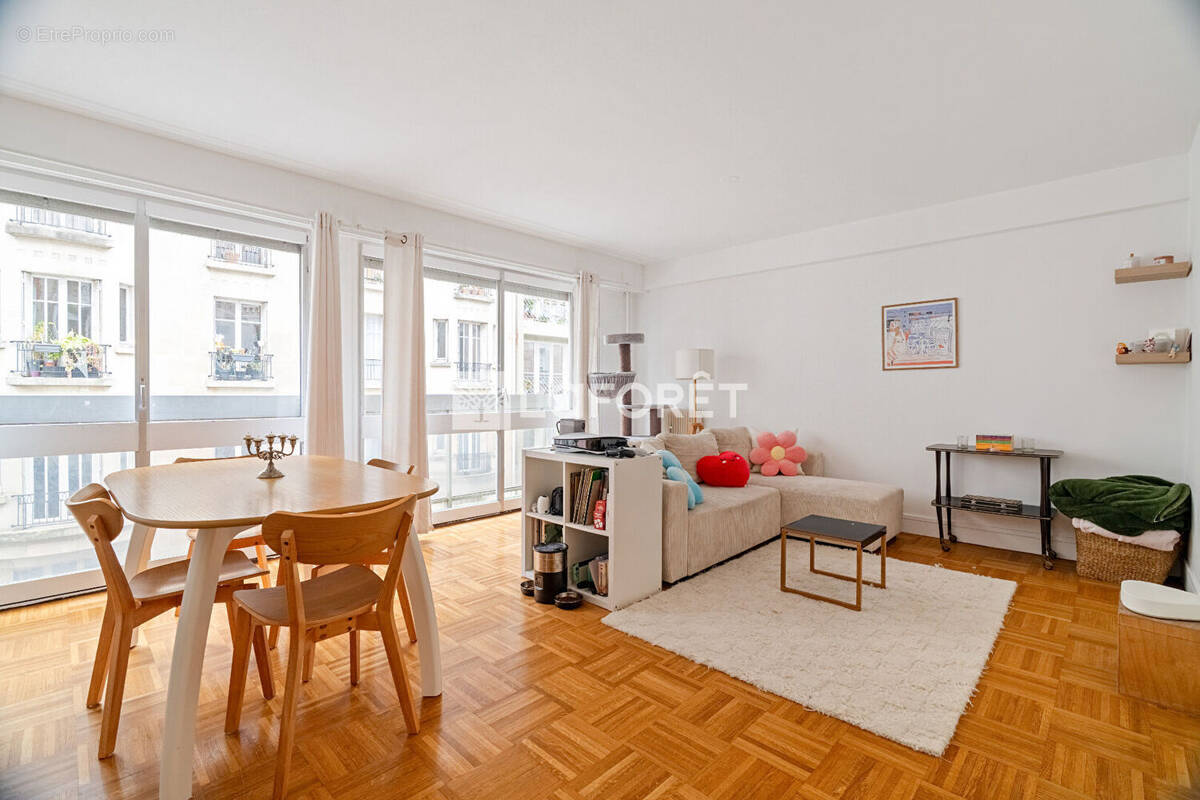 Appartement à PARIS-16E
