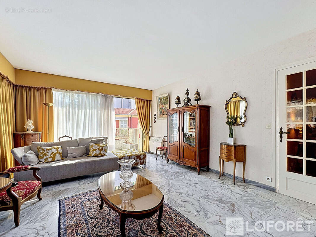 Appartement à ROQUEBRUNE-CAP-MARTIN