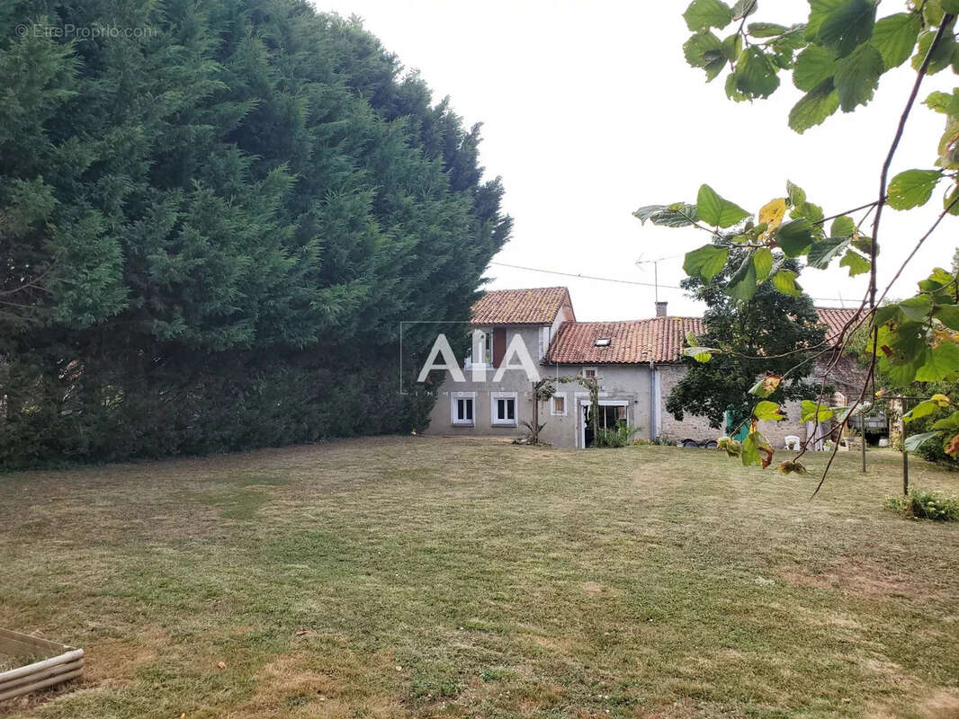 Maison de Village Proche de Civray - photo 23