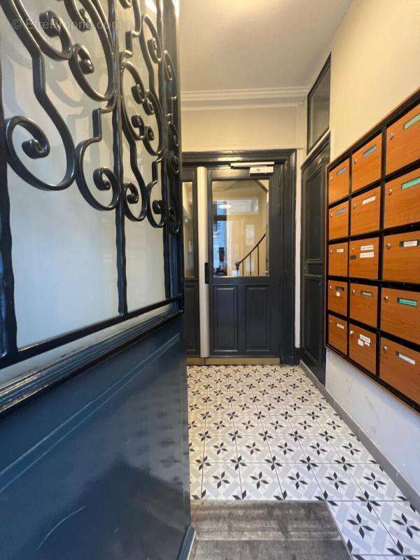 Montmartre  - abbesses - studette au calme sur cour - adresse rare - photo 2