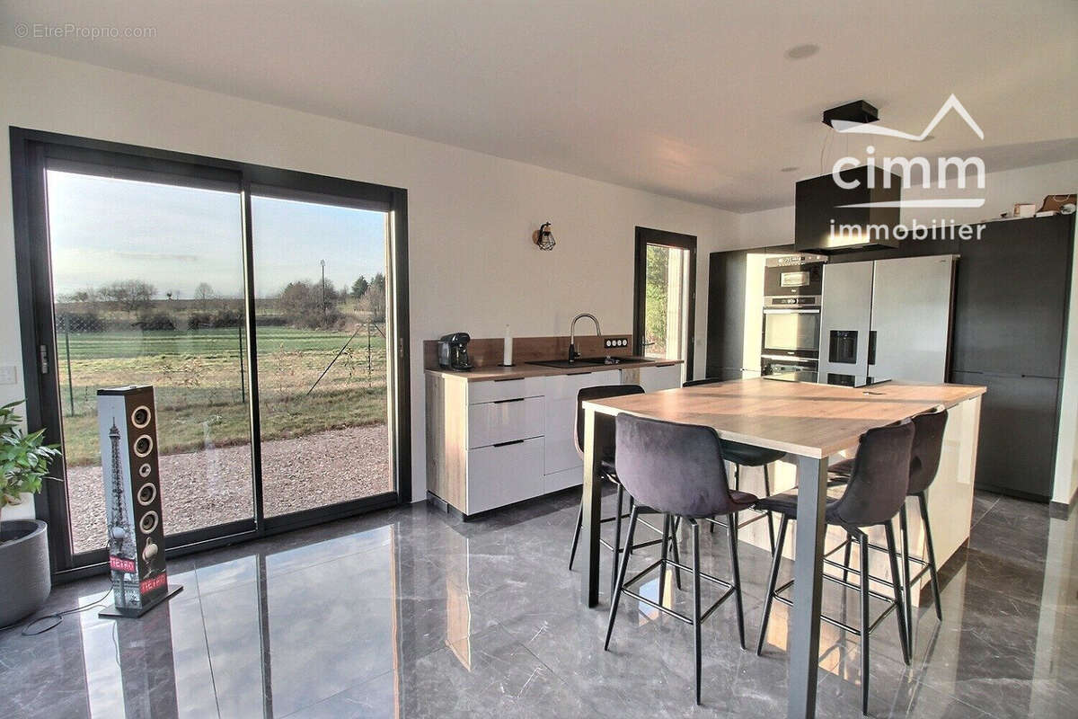 Maison 111 m² à Saint-Pierre-De-Bressieux  - photo 3