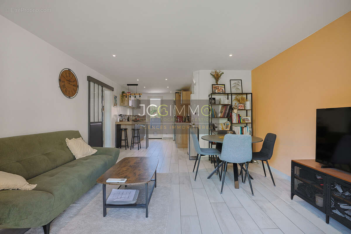 Appartement T3 - 56,05m2 + Garage + Cave (25,6 m2) + Terrasse - Le Pradet 'Les Gravettes' - photo 2