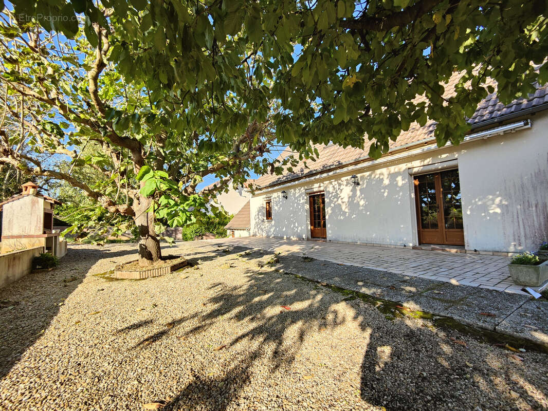 Maison à LAROCHE-SAINT-CYDROINE