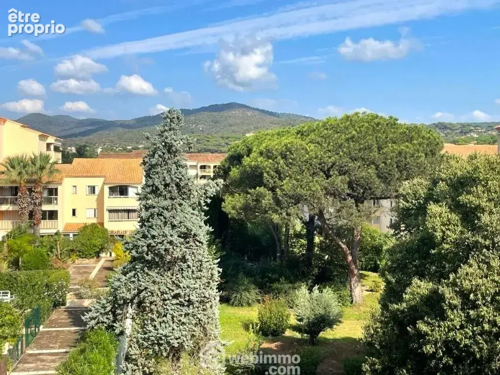 Vue dégagée de la chambre sur les jardins et les collines.