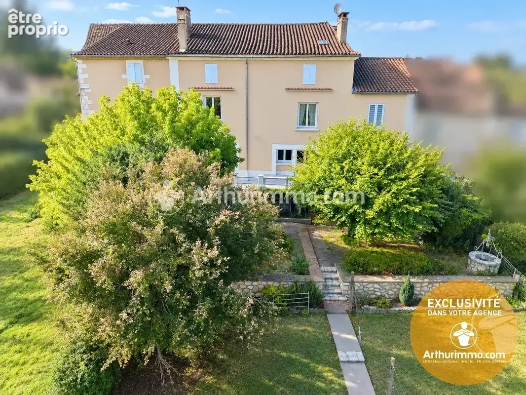 Maison de bourg 200 m², 6 pièces, 4 chambres - photo 1