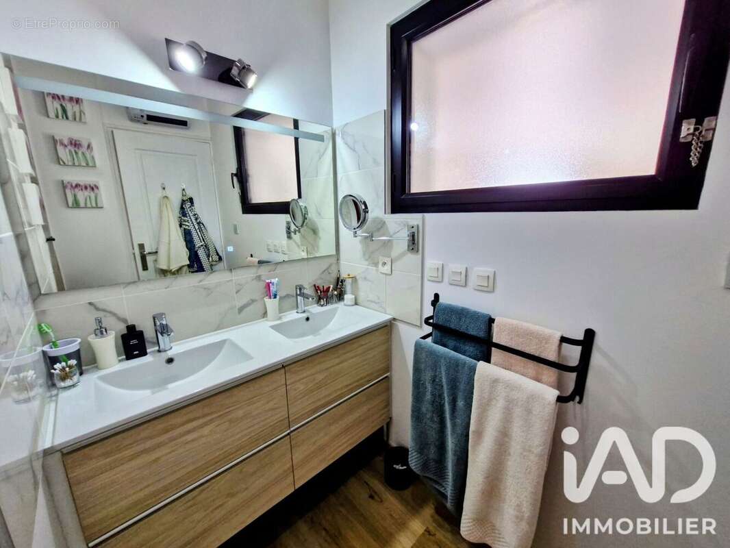 Maison 177 m² à Saint-Laurent-Des-Vignes  - photo 9