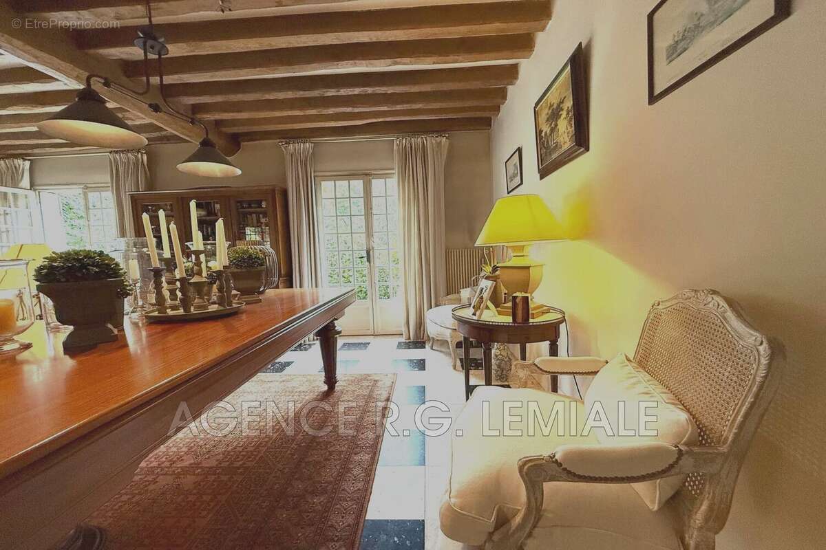 Maison à LE MESNIL-LE-ROI