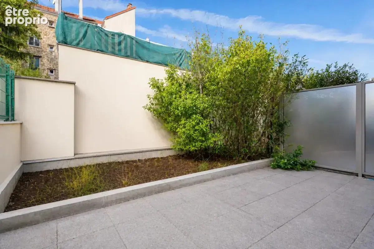 LE RAINCY - Maison de type T4 de 94 m² avec cave, box , jardin - photo 12