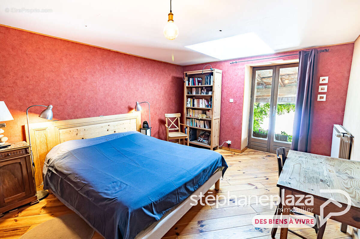 Maison de village avec cachet et charme de 171m², 4 chambres + espace bureau, dépendance, jardin et 2 places de stationnement au - photo 10