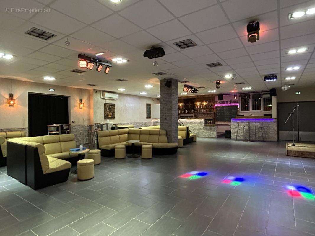 Commerce à L'AIGUILLON