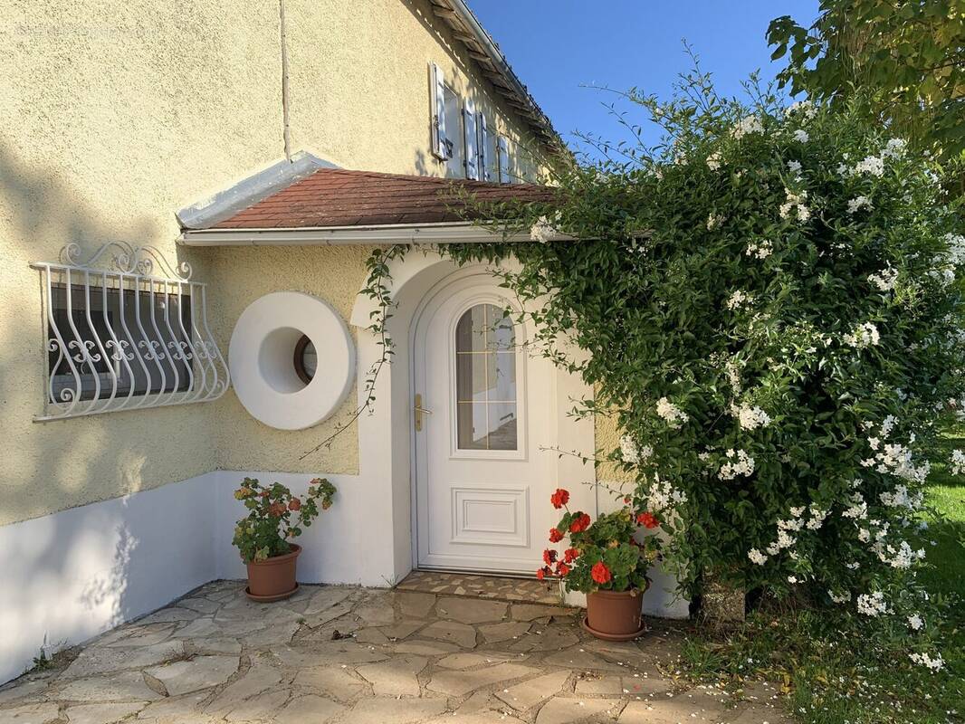 Maison à MAIRE-LEVESCAULT