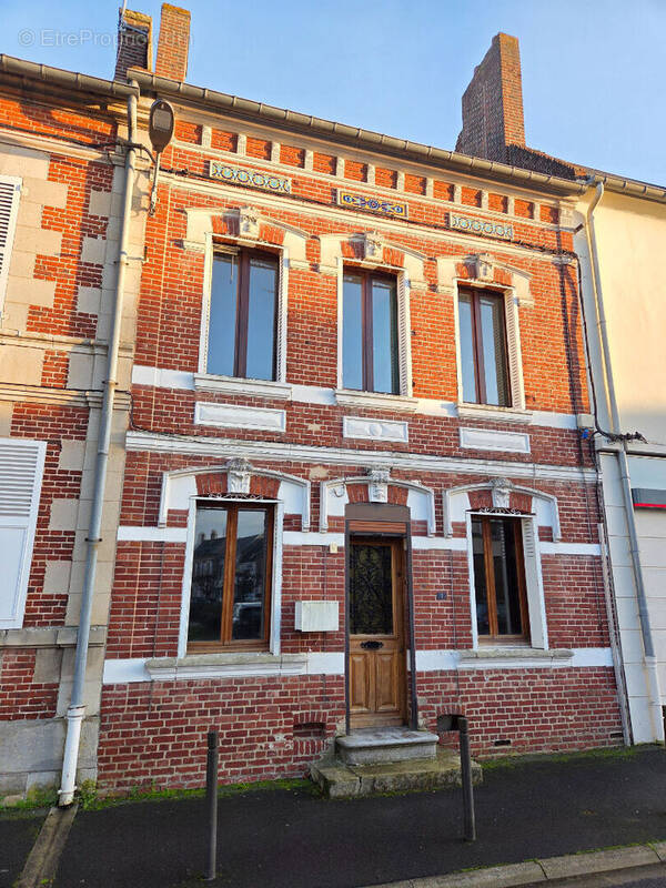 Maison à MAIGNELAY-MONTIGNY