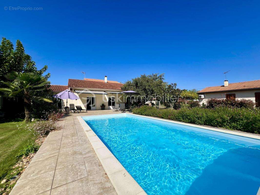 Maison à SAINT-MEDARD-DE-GUIZIERES