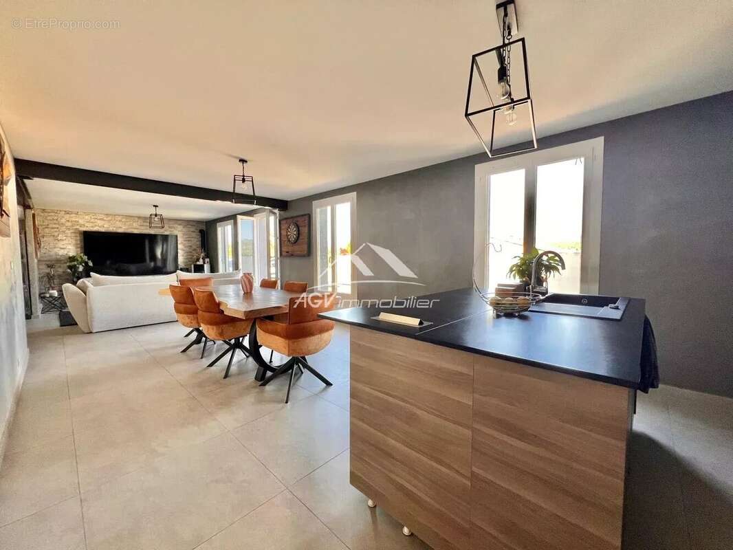 Maison à SAINT-JULIEN-LES-ROSIERS