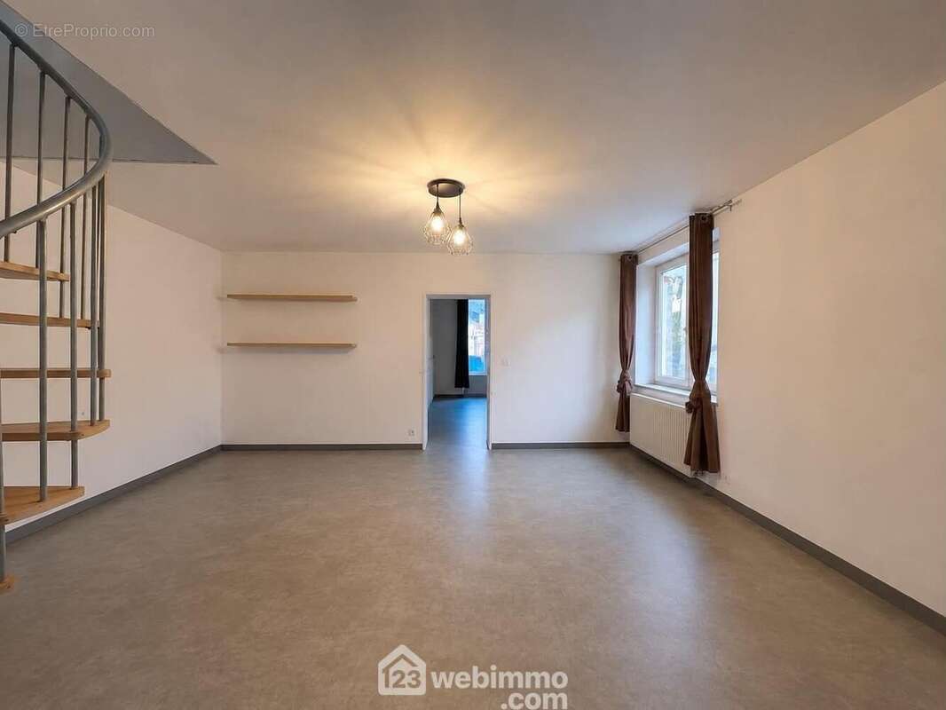 Découvrons l'appartement en duplex de 125 m², il est loué 600¤/mois - Appartement à MARLE