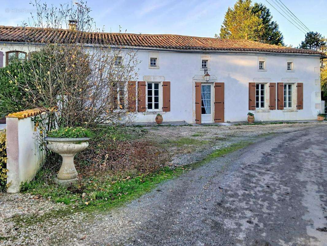 Maison à BARBEZIEUX-SAINT-HILAIRE