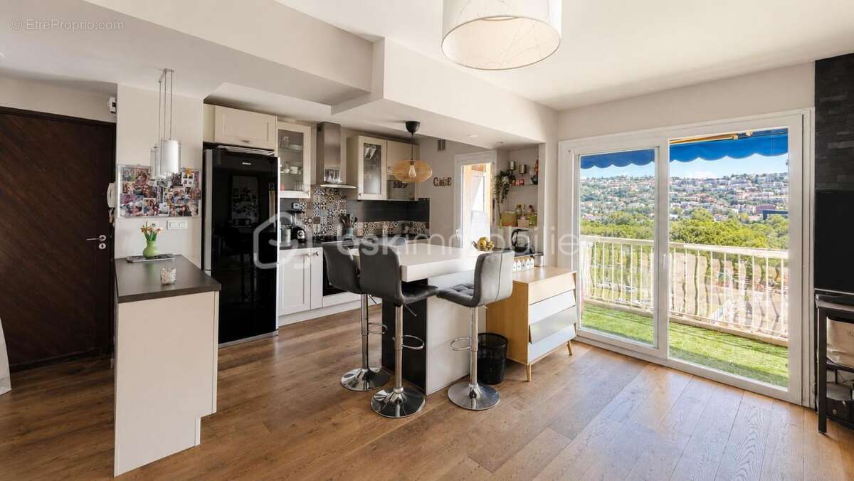 Appartement à SAINT-LAURENT-DU-VAR