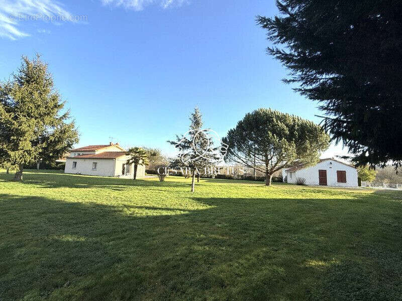 Maison à QUEAUX