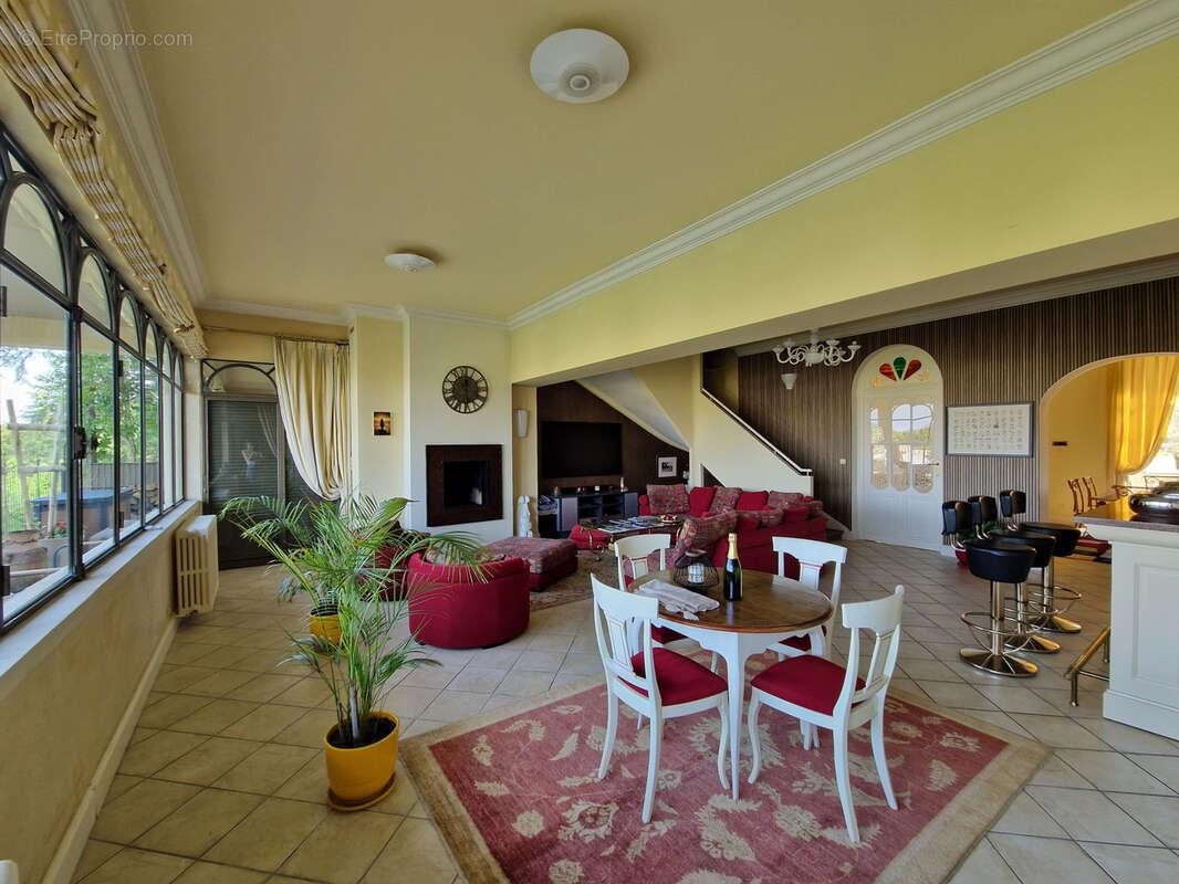 Magnifique Maison de Maître qui surplombe le Lot / Cave voûtée exceptionnelle / Parc paysagé / Piscine au Sel - photo 9