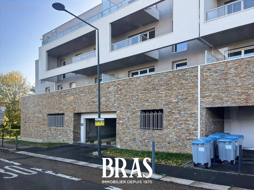 Parking à SAINTE-LUCE-SUR-LOIRE