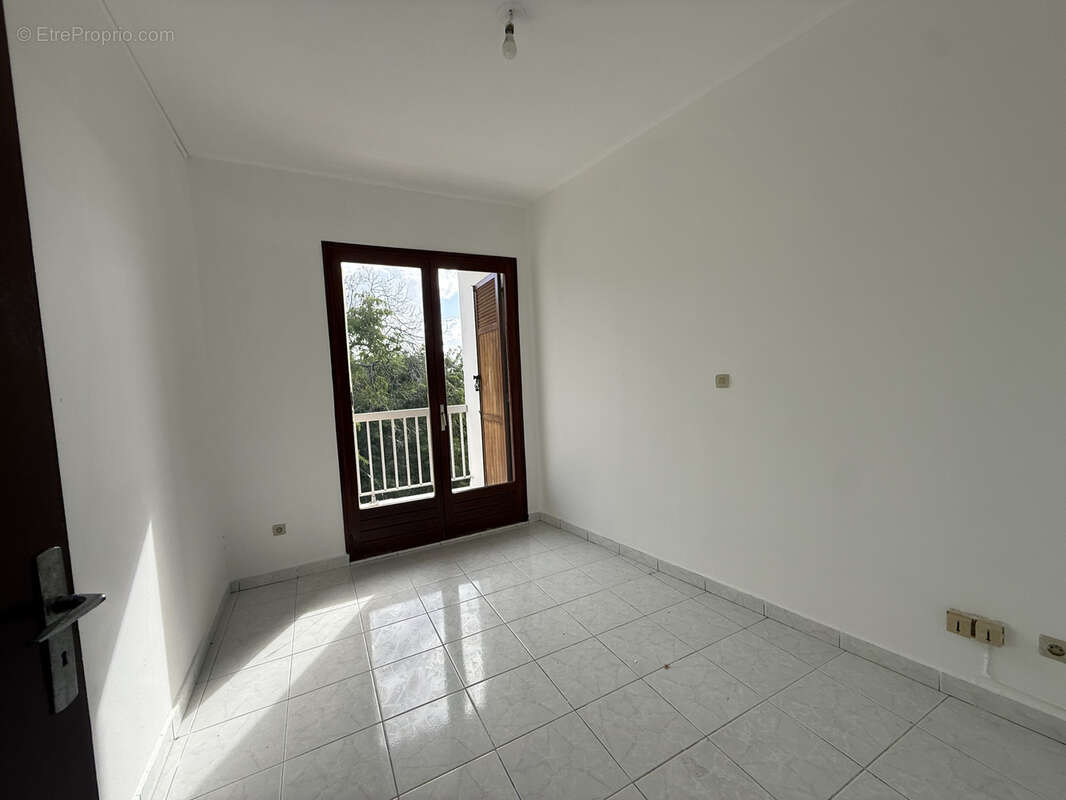 À Saint-Denis, appartement F4 de 71 m2 avec Grande terrasse à acheter avec KRI - photo 5