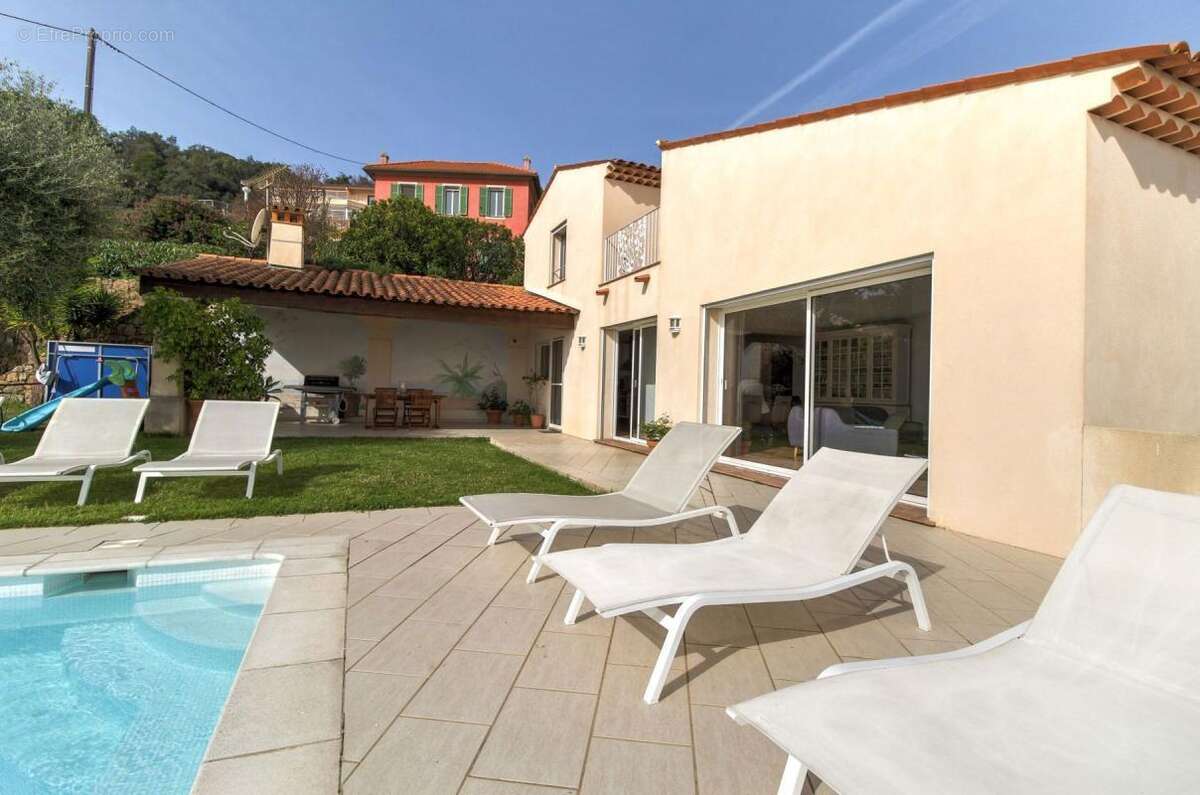VALLAURIS- SUPER CANNES Magnifique propriété avec 2 maisons- vue mer- piscine - photo 4