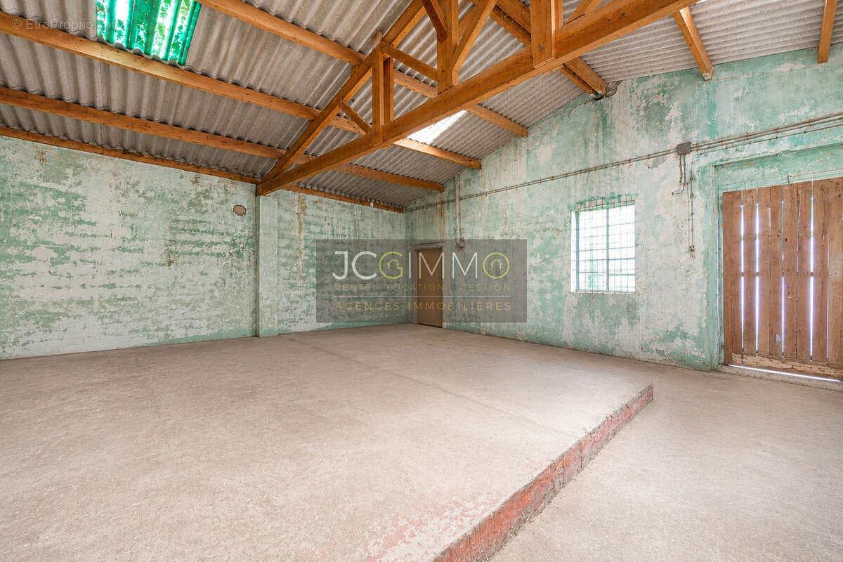 Hangar _ bureaux _ batiment de 185 m2 _ terrain de 538 m2 - photo 6