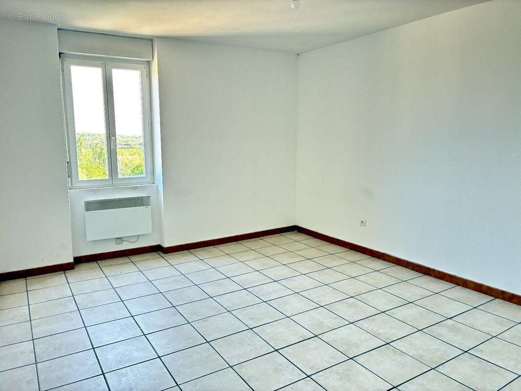 Maison de ville avec grande cour, garage et cave. - photo 8