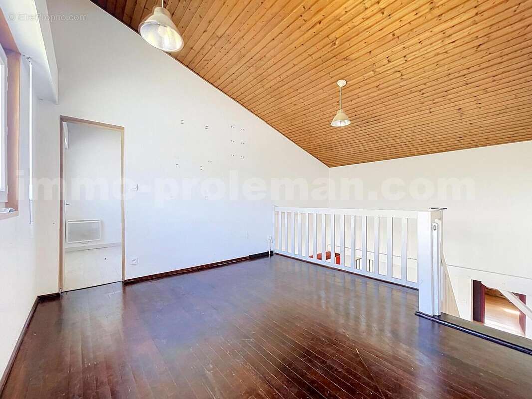 Appartement_T5_Annemasse_belle_superficie_prox_frontière_Suisse_tram_Ceva_direction_GENEVE_Frontaliers_Salon_séjour_dégagement_Chambre_salle_de_bain_grand-balcon_ - Appartement à ANNEMASSE