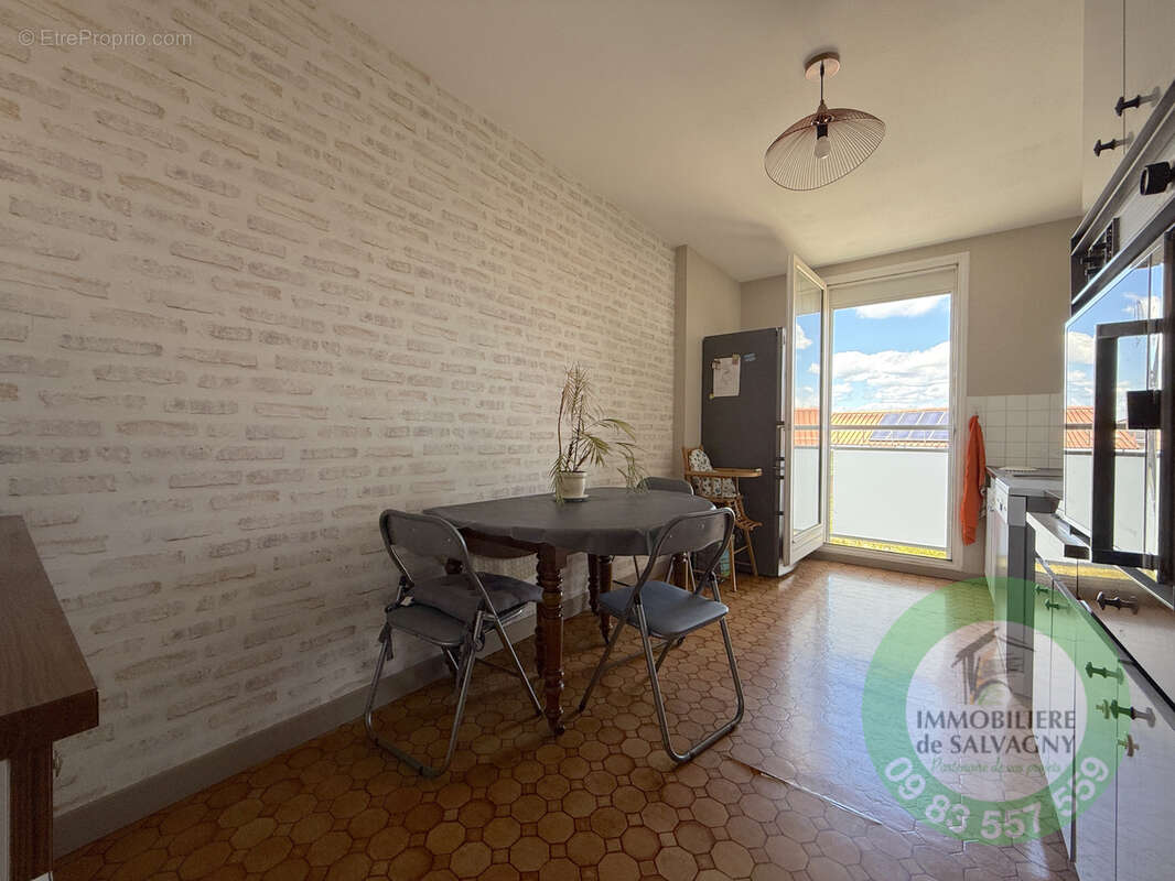 Appartement à LA TOUR-DE-SALVAGNY