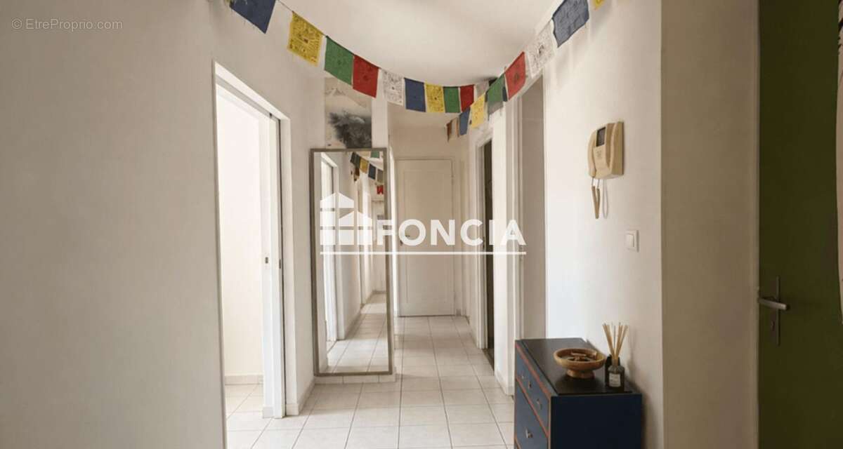 ORANGE - À VENDRE – Superbe appartement T4 de 118 m² avec terrasse, garage, parking et cave - photo 8