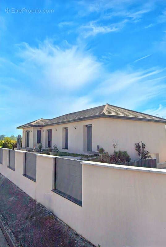 Maison à SAINT-BONNET-DE-MURE