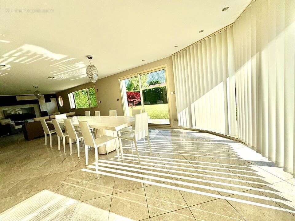 GRAND SALLE A MANGER - Maison à LA ROCHE-SUR-FORON