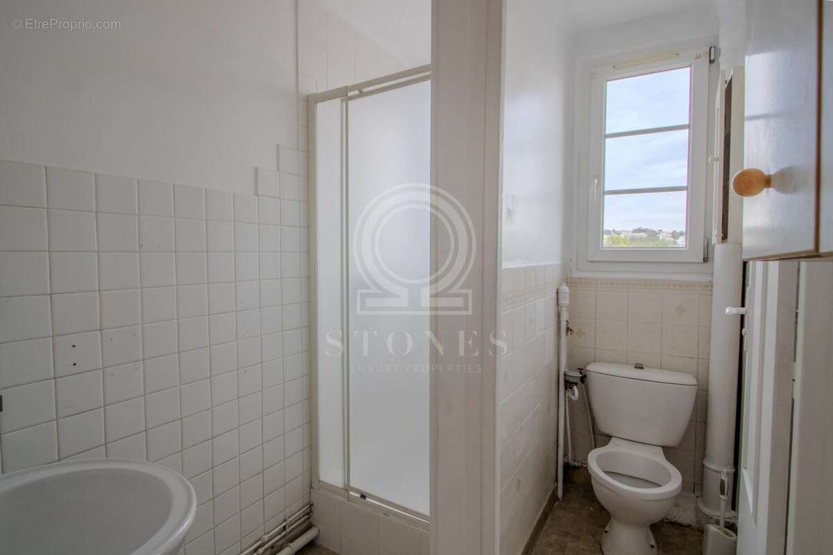 SALLE D&#039;EAU - WC - Appartement à LE PORT-MARLY