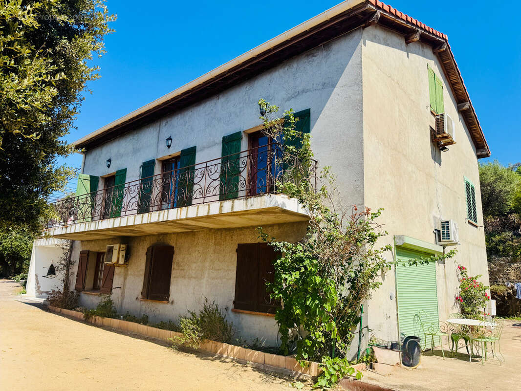 Propriété à rénover 8 pièces vue mer panoramique, 3 appartements et fort potentiel.  (20) - photo 17