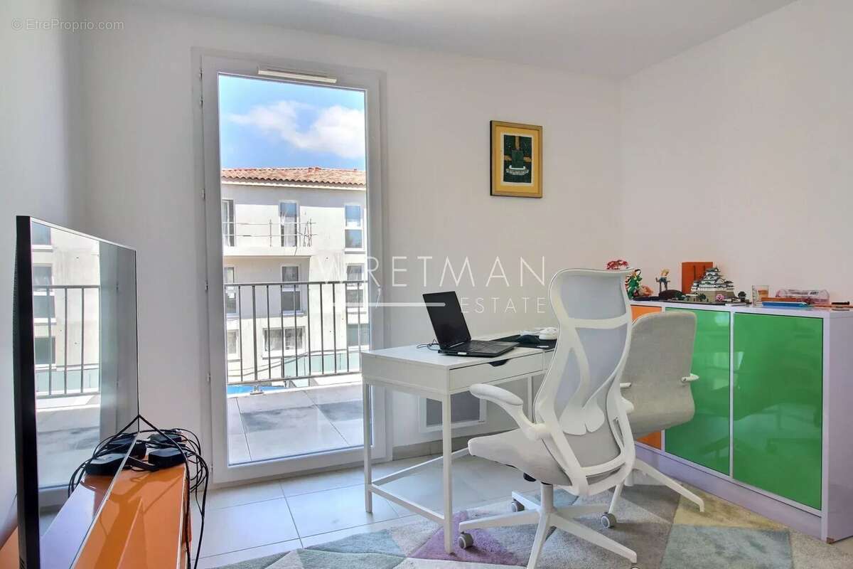 Appartement à LA ROQUETTE-SUR-SIAGNE