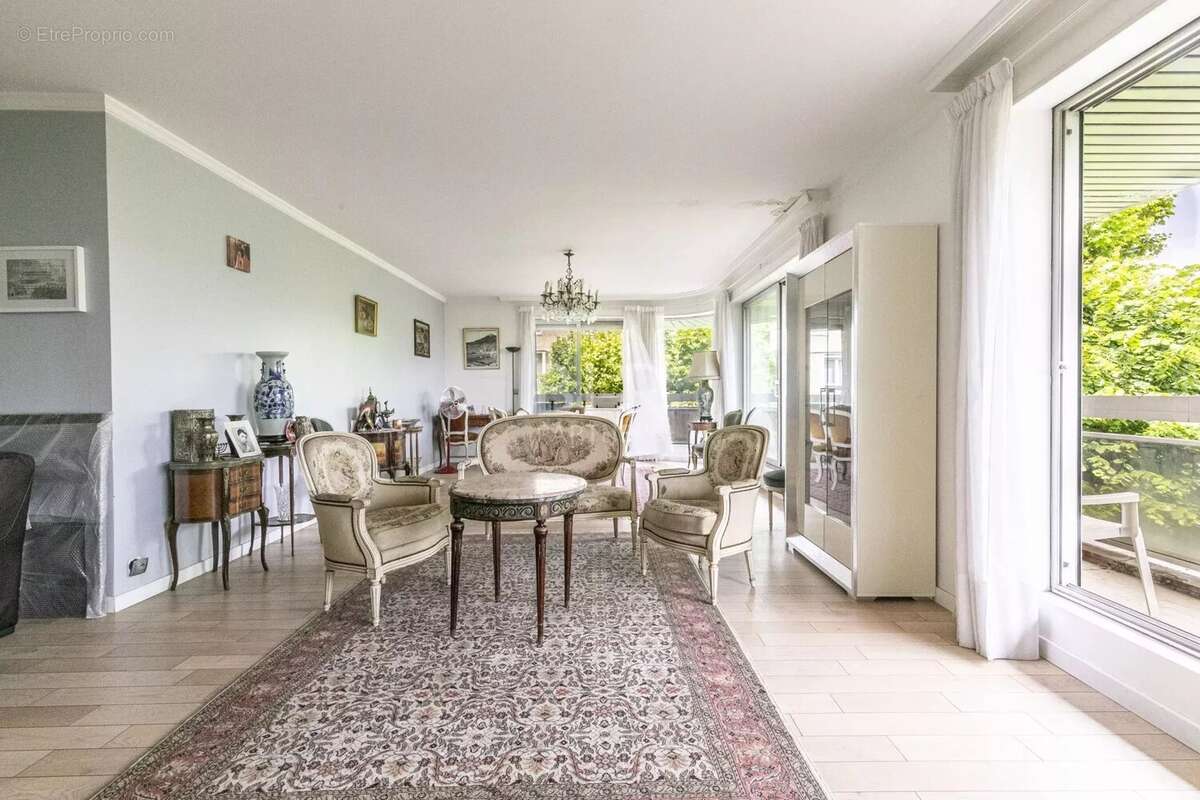 Appartement à NEUILLY-SUR-SEINE