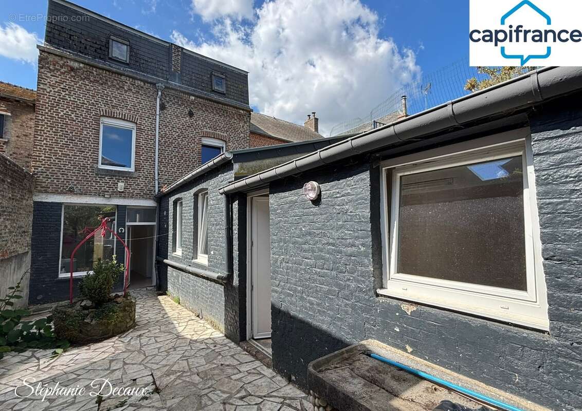 A VENDRE : Immeuble de caractère en plein cœur de Wignehies (59) – Place à votre imagination! - photo 3