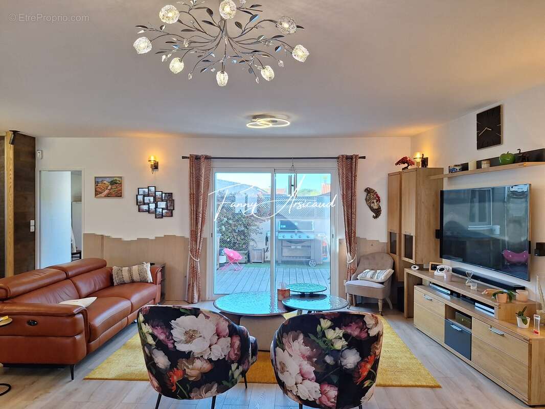 Maison à CHAMPAGNE-LES-MARAIS