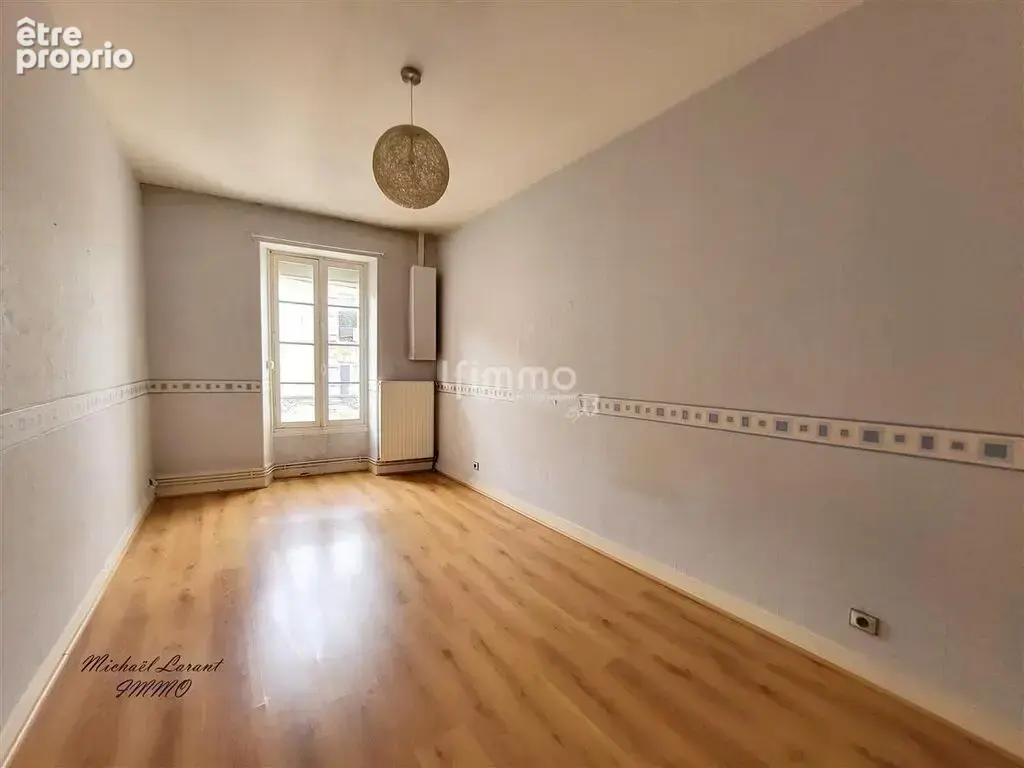 Local commercial loué + appartement + terrain - photo 2
