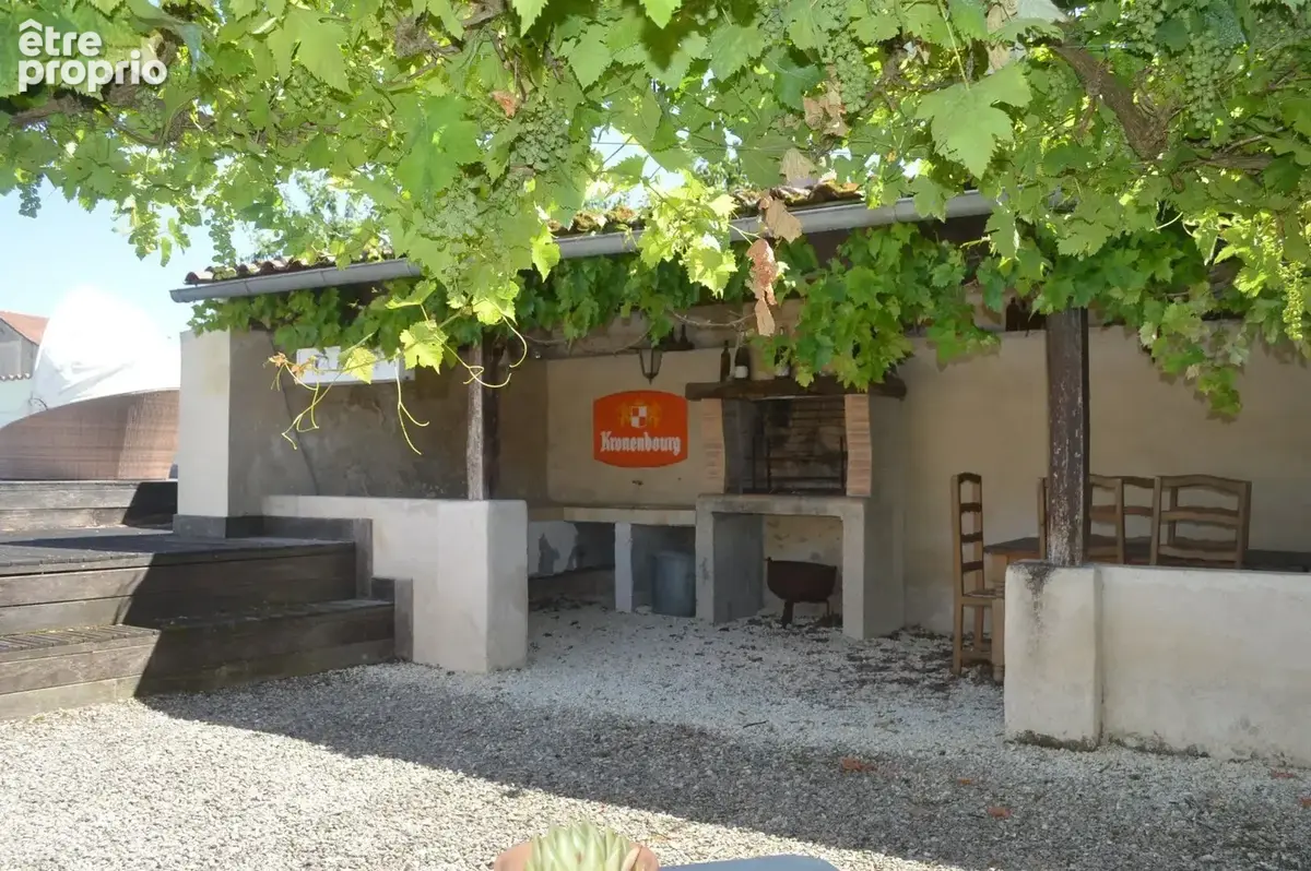 Maison avec piscine, commerces à pied ,dépendances et  grands garages, proche TGV et plages - photo 8