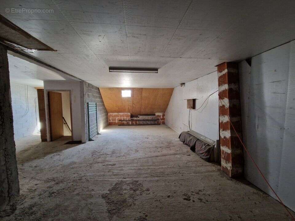 Maison avec fort potentiel - Deux espaces de vie - Grenier - photo 9