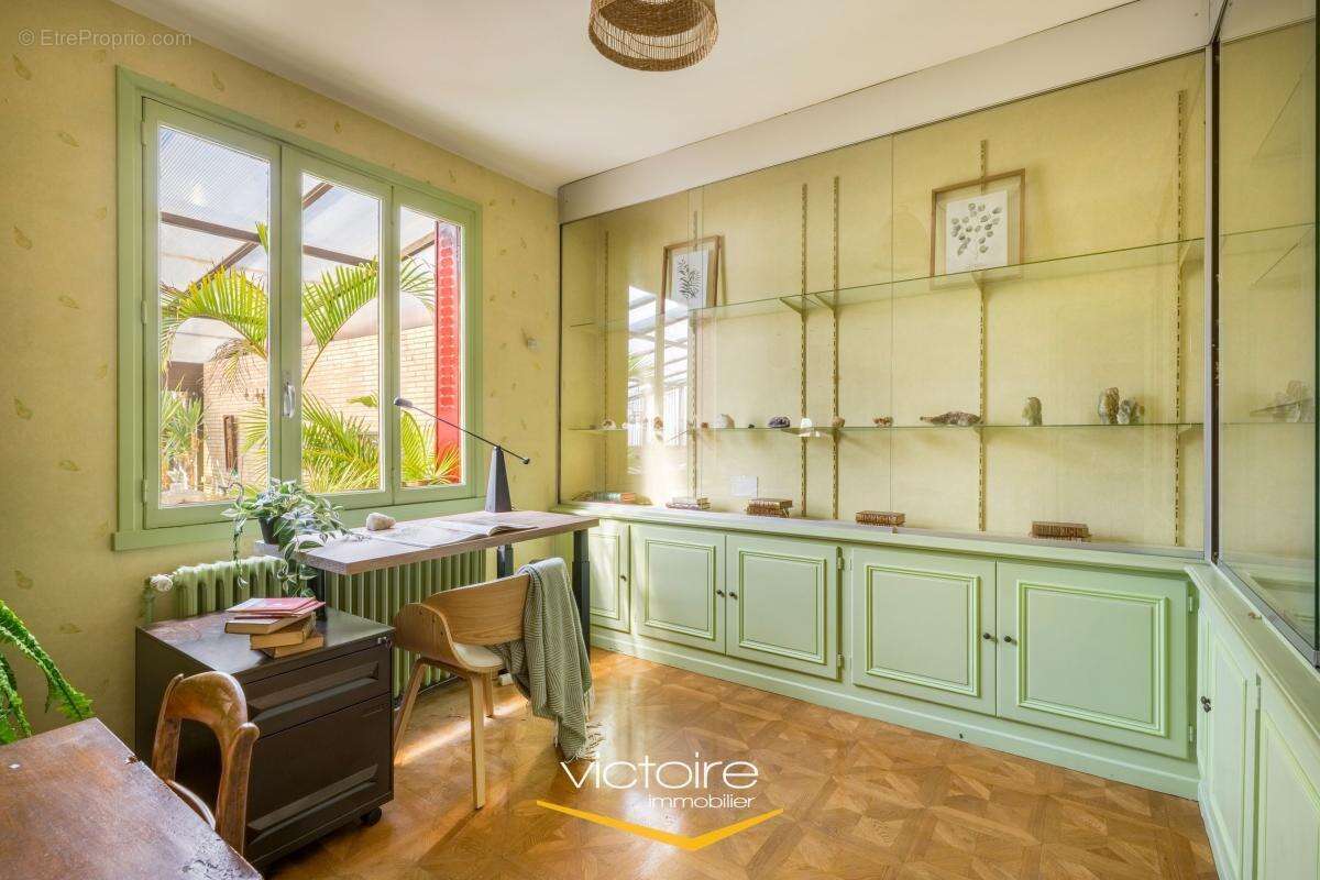 Proche Monplaisir Lyon 8ème - Grande et lumineuse maison de 7 chambres avec grand jardin de plus de 500m² - photo 12