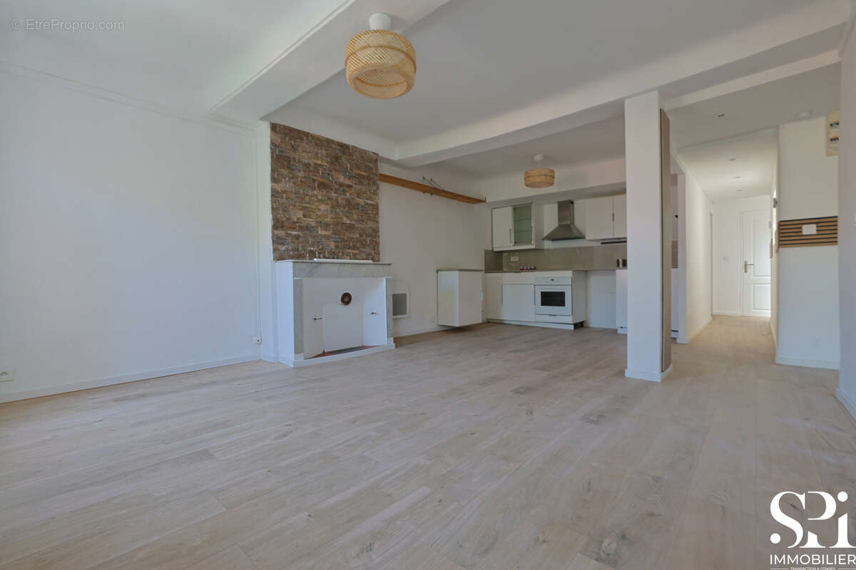 HYERES CENTRE- Appartement T3 62m2 Rénové - photo 5