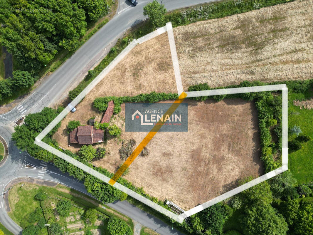 Terrain à MOUCHAMPS