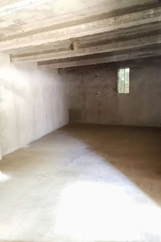 Entrepot avec garage et remises ! - photo 8