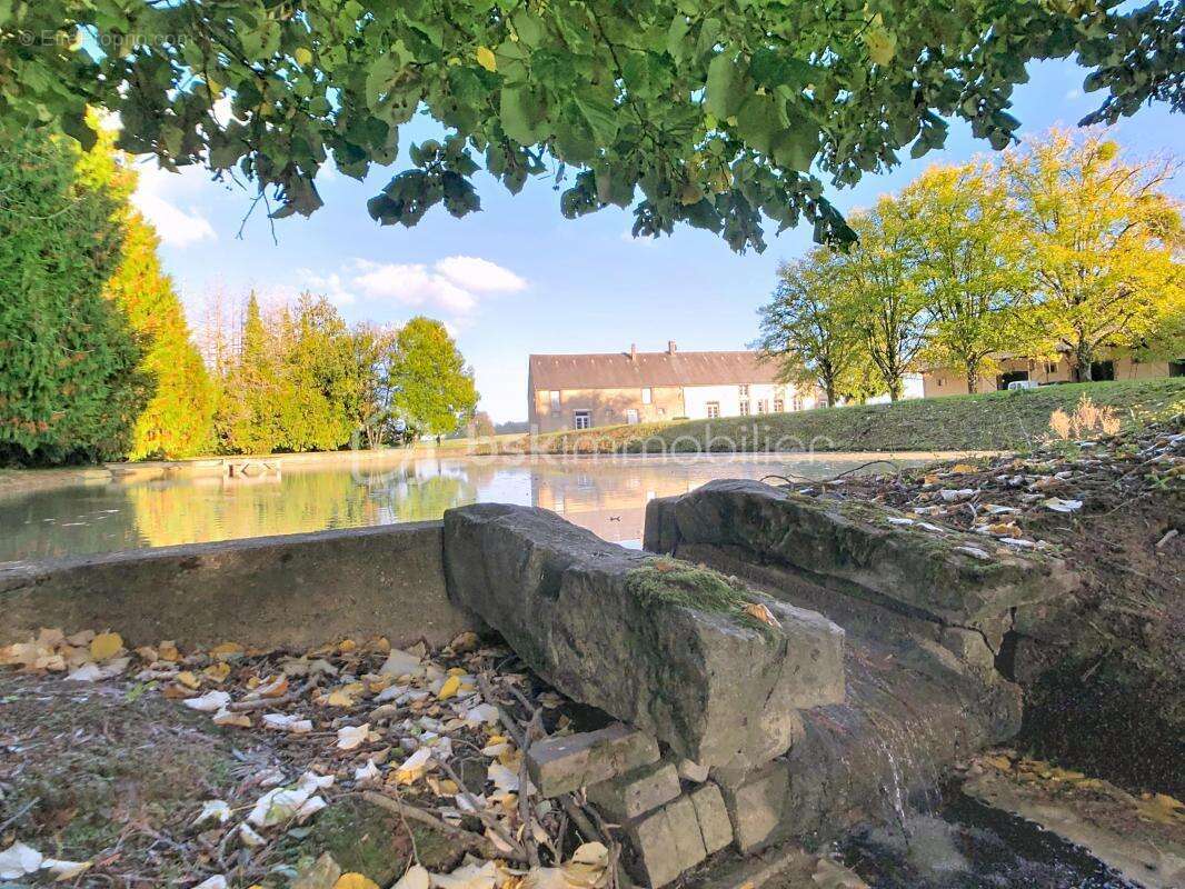 Maison à MONTCORBON