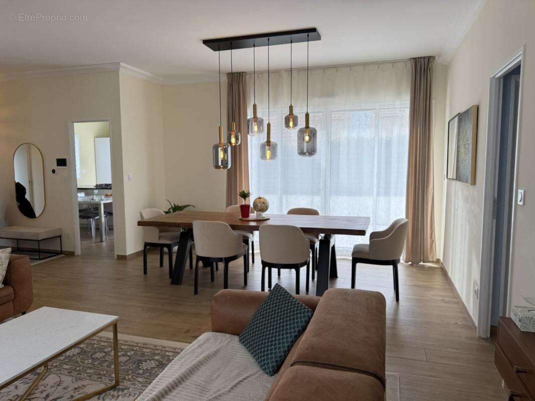 Maison 130 m² à Saint-Jean-De-La-Ruelle  - photo 2