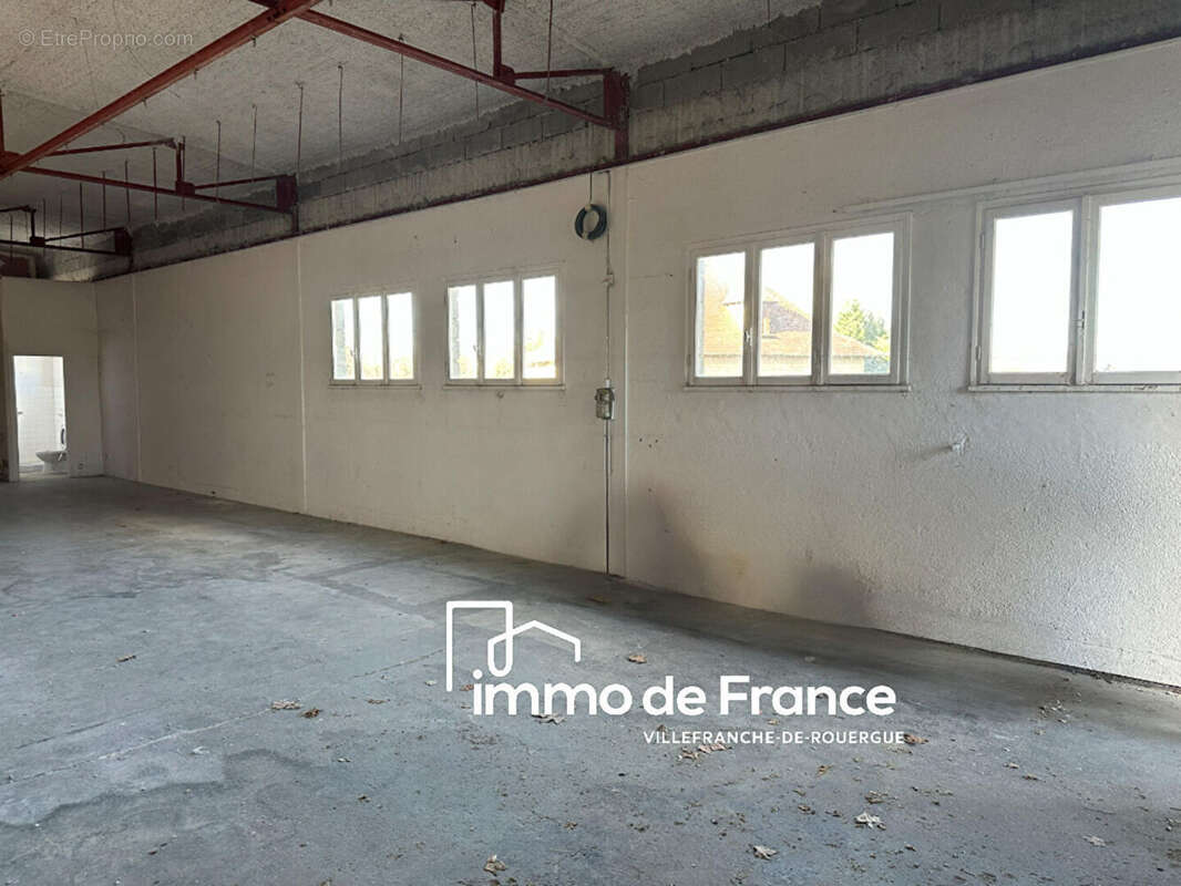 Villefranche De Rouergue, local de stockage, entrepôt de 500 m² , 400 m² en rez de chaussée + 100 m² a l'étage - photo 11