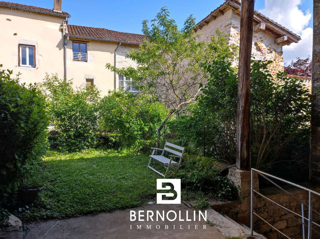 Maison en pierre mitoyenne de 107 m2 à Treffort centre - photo 9